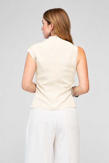 Blusa Cuello Redondo Sin Manga Con Plisados