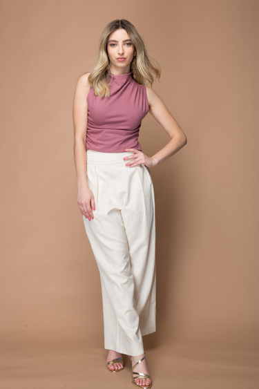 PANTALON CON PLIEGUES EN PRETINA Y PINZAS